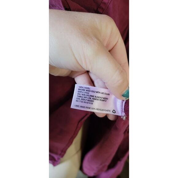 Universal Threads Maroon Button Up With Pockets Size XL - Picture 6 of 6